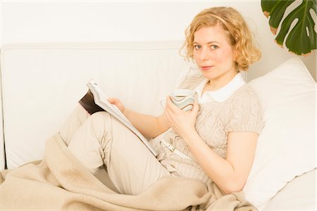 Portrait of Woman Sitting on Sofa Reading Foto de stock - Sin royalties Premium, Código: 600-02756434