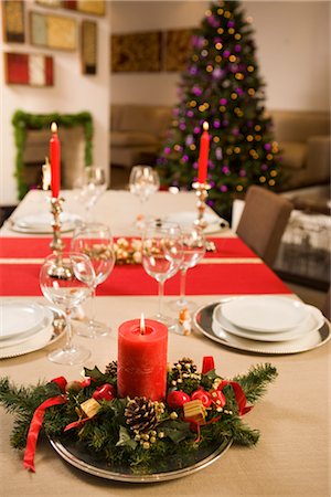 festival table setting - Place Settings for Christmas Dinner Foto de stock - Sin royalties Premium, Código: 600-02756519