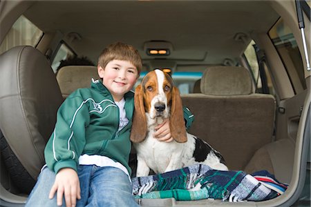 Boy and Basset Hound in Back of SUV Foto de stock - Sin royalties Premium, Código: 600-02757020