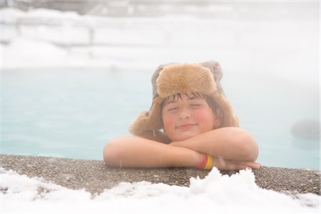 Petit garçon en relaxant dans la piscine extérieure à la station de Ski Photographie de stock - Premium Libres de Droits, Code: 600-02757047