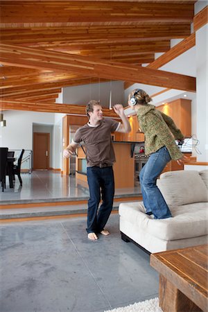 Couple at Home Listening to Music and Dancing Foto de stock - Sin royalties Premium, Código: 600-02757352