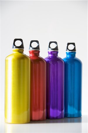 reusable water bottle - Bouteilles d'eau réutilisables Photographie de stock - Premium Libres de Droits, Code: 600-02757456