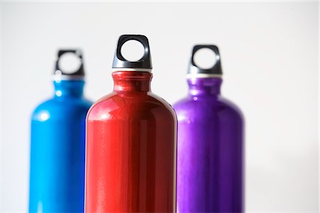 reusable water bottle - Bouteilles d'eau réutilisables Photographie de stock - Premium Libres de Droits, Code: 600-02757459