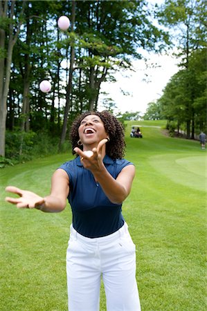 simsearch:600-03848834,k - Femme Jonglage Balles de Golf sur le parcours de Golf Photographie de stock - Premium Libres de Droits, Code: 600-02751493