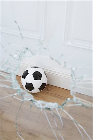 fensterscheibe - Soccer Ball and Broken Window Foto de stock - Sin royalties Premium, Código: 600-02801105