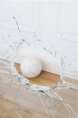 endommagé - Ballon de soccer et fenêtre brisée Photographie de stock - Premium Libres de Droits, Code: 600-02801107