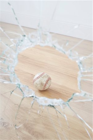 Baseball and Broken Window Foto de stock - Royalty Free Premium, Número: 600-02801111