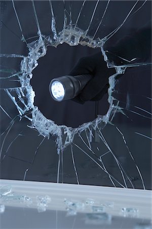 espion - Main tenant la lampe de poche à travers la vitre brisée Photographie de stock - Premium Libres de Droits, Code: 600-02801127