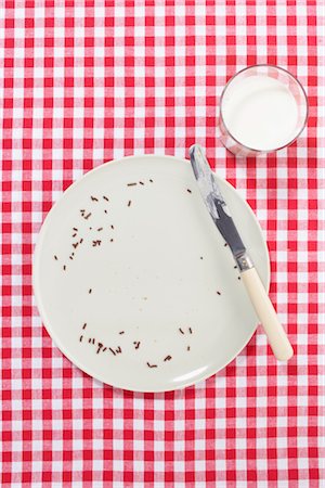 Empty Plate with Knife and Glass of Milk Foto de stock - Sin royalties Premium, Código: 600-02801130