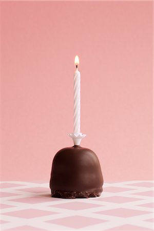 Birthday Candle in Chocolate Marshmallow Cookie Foto de stock - Sin royalties Premium, Código: 600-02801207