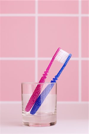 simsearch:600-07232297,k - Deux brosses à dents dans un verre dans les toilettes Photographie de stock - Premium Libres de Droits, Code: 600-02801224