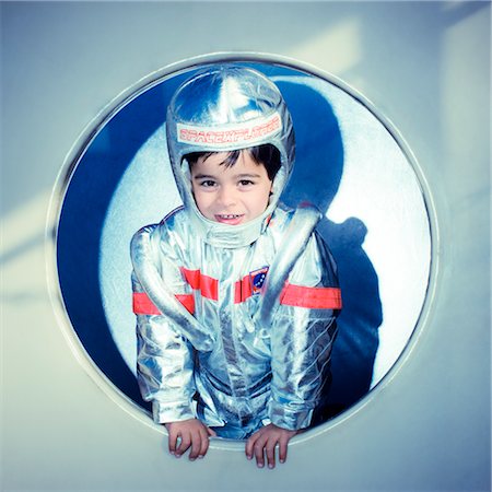 espaço sideral - Boy Dressed as Astronaut Foto de stock - Royalty Free Premium, Número: 600-02828433