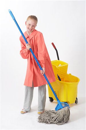 pano de chão - Girl Dressed Up as Janitor Foto de stock - Royalty Free Premium, Número: 600-02828531