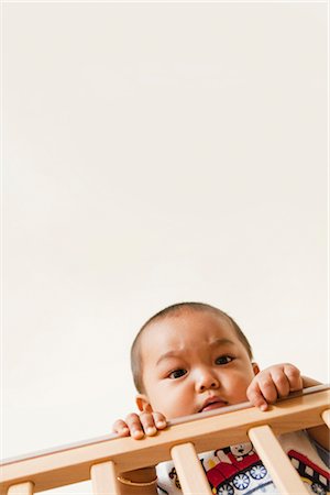 Baby Holding onto Railing of Crib Foto de stock - Sin royalties Premium, Código: 600-02833802