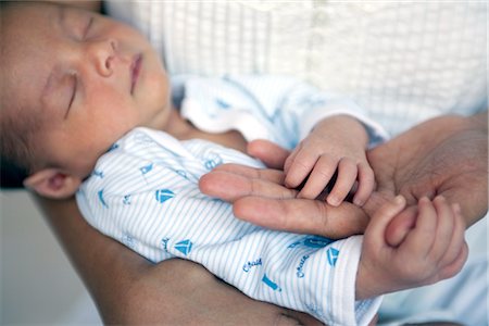 Maman bébé nouveau-né dort Holding Photographie de stock - Premium Libres de Droits, Code: 600-02833977