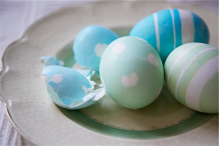 simsearch:600-02244941,k - Easter Eggs on Plate Foto de stock - Royalty Free Premium, Número: 600-02860211