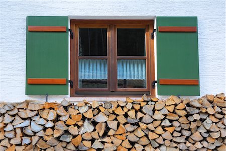 Brennholz gestapelt vor Fenster von Bauernhaus, Berchtesgaden, Bayern, Deutschland Stockbilder - Premium RF Lizenzfrei, Bildnummer: 600-02860240