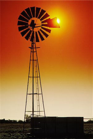 power generator - Farm Windmill at Sunset Foto de stock - Sin royalties Premium, Código: 600-02886247