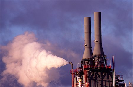 smoky - Pollution de l'air, cheminée d'usine émettant des vapeurs Photographie de stock - Premium Libres de Droits, Code: 600-02886428