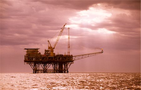 suministro de energía - Oil & Gas Off-Shore Oil Platform Foto de stock - Sin royalties Premium, Código: 600-02886602