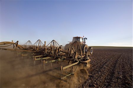 farming equipment - Wheat Sowing, Tractor Pulling Seed Drill, Australia Foto de stock - Sin royalties Premium, Código: 600-02886644