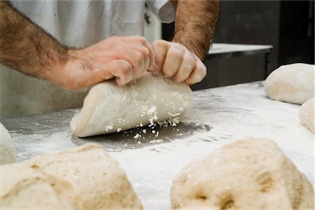 food factory - Mains pétrir pâte Baker Photographie de stock - Premium Libres de Droits, Code: 600-02886663