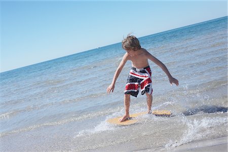 Boy Skimboarding at Deanlea Beach, Elmvale, Ontario, Canada Foto de stock - Sin royalties Premium, Código: 600-02887088