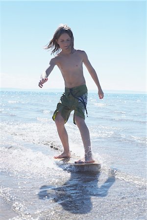 Boy Skimboarding at Deanlea Beach, Elmvale, Ontario, Canada Foto de stock - Sin royalties Premium, Código: 600-02887095