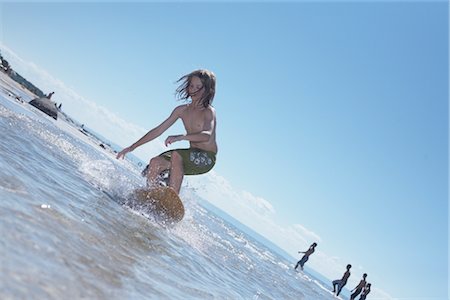 skimboard - Boy Skimboarding at Deanlea Beach, Elmvale, Ontario, Canada Foto de stock - Royalty Free Premium, Número: 600-02887090