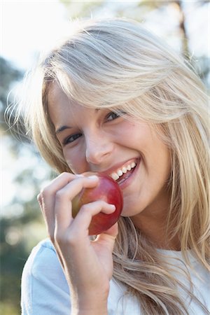 entre 19 y 20 años - Woman Eating an Apple Foto de stock - Sin royalties Premium, Código: 600-02887110