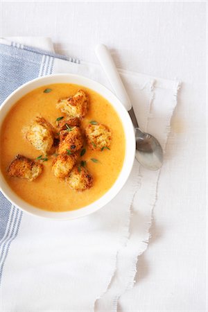 soup top view - Soupe aux pois chiches avec les croûtons et les feuilles de thym Photographie de stock - Premium Libres de Droits, Code: 600-02883132