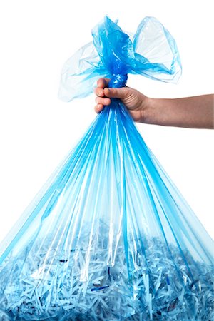 Personne qui détient bleu sac de recyclage intégral du papier déchiqueté Photographie de stock - Premium Libres de Droits, Code: 600-02883254