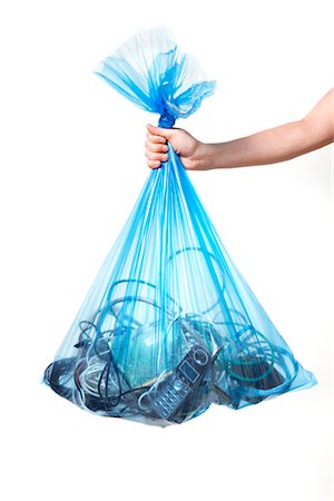 Personne qui détient bleu sac de recyclage complet de l'électronique Photographie de stock - Premium Libres de Droits, Code: 600-02883251