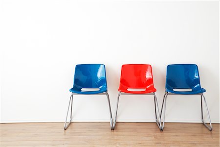escaso - Row of Red and Blue Chairs in Waiting Room Foto de stock - Sin royalties Premium, Código: 600-02883296