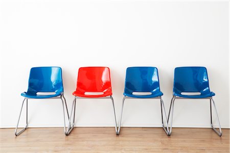 salles d'attente - Rangée de chaises rouges et bleus dans la salle d'attente Photographie de stock - Premium Libres de Droits, Code: 600-02883297