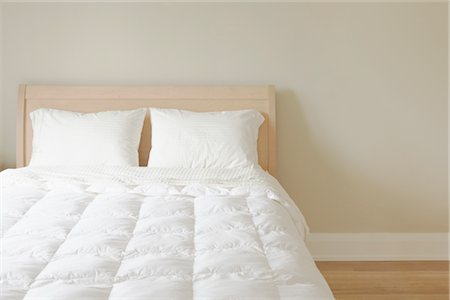 Modern Queen Sized Bed With White Bedding in Sunlit Room Fotografie stock - Premium Royalty-Free, Codice: 600-02883350