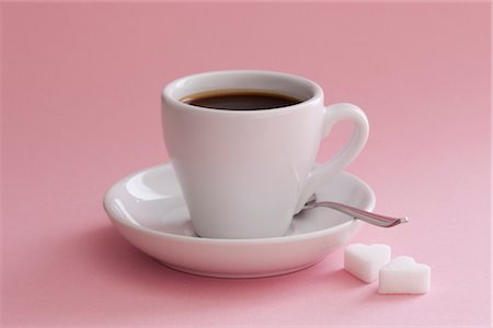 Coffee Cup with Heart-shaped Sugar Lumps Foto de stock - Royalty Free Premium, Número: 600-02903816