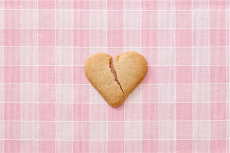 Broken Heart-shaped Cookie Fotografie stock - Premium Royalty-Free, Codice: 600-02903812