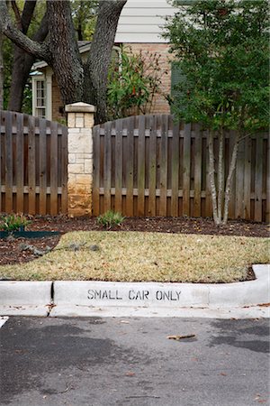 estacionamiento designado - Small Car Only Parking Space Foto de stock - Sin royalties Premium, Código: 600-02912097