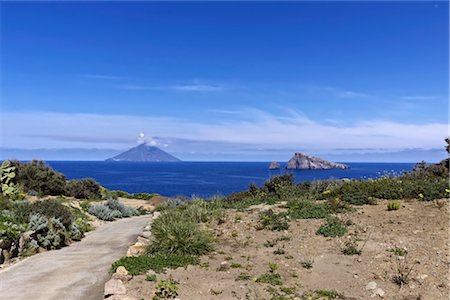 stromboli island - Panarea Basiluzzo et Stromboli dans le Background, Iles Eoliennes, Sicile Italie Photographie de stock - Premium Libres de Droits, Code: 600-02912306