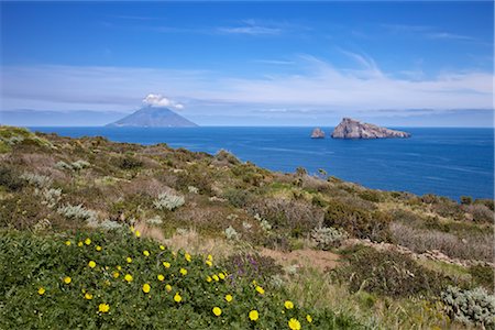 stromboli island - Panarea avec Stromboli en arrière-plan, Iles Eoliennes, Sicile, Italie Photographie de stock - Premium Libres de Droits, Code: 600-02912301
