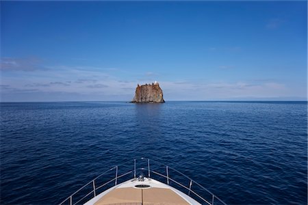 proa - Bow of Abacus 52 Motorboat and Strombolicchio, Aeolian Islands, Sicily, Italy Foto de stock - Sin royalties Premium, Código: 600-02912373