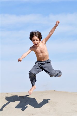 simsearch:600-02290116,k - Little Boy Jumping on the Beach Fotografie stock - Premium Royalty-Free, Codice: 600-02912551