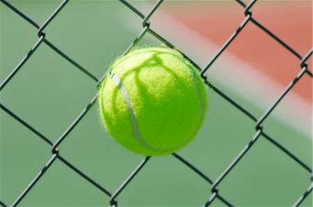 simsearch:600-06383830,k - Tennis Ball Stuck in Chain Link Fence Foto de stock - Sin royalties Premium, Código: 600-02912553