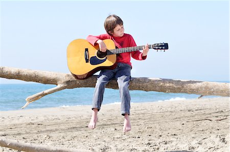 Little Boy Playing Guitar on the Beach Foto de stock - Sin royalties Premium, Código: 600-02912706