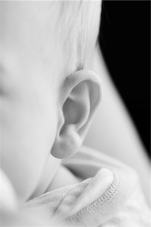 simsearch:700-02943469,k - Gros plan des oreilles de bébé Photographie de stock - Premium Libres de Droits, Code: 600-02912739