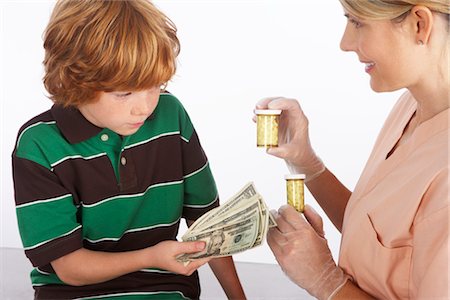 Boy Paying for Medication Foto de stock - Sin royalties Premium, Código: 600-02912776