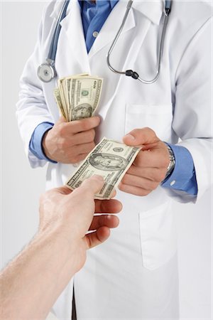 funding - Man Giving Money to Doctor Foto de stock - Sin royalties Premium, Código: 600-02912799