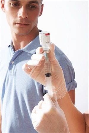 Patient regarder infirmière prépare une aiguille Photographie de stock - Premium Libres de Droits, Code: 600-02912804