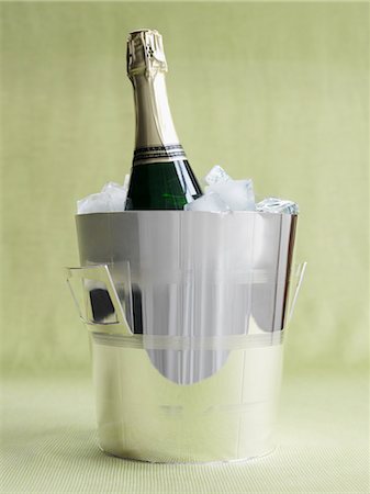 simsearch:859-06808711,k - Bouteille de Champagne dans le seau à glace Photographie de stock - Premium Libres de Droits, Code: 600-02913077